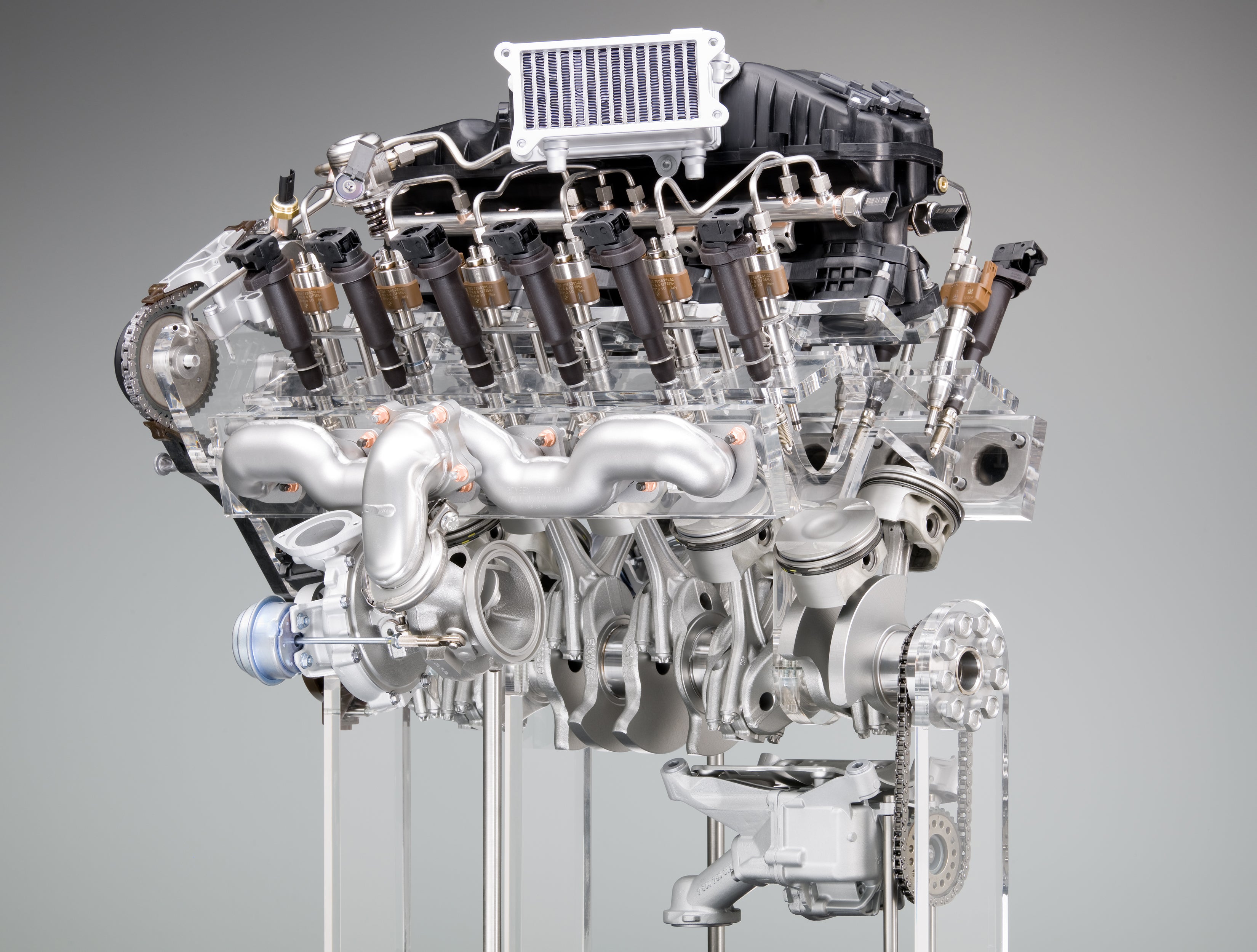 Двигатель пятерка. BMW v12 engine. Двигатель БМВ w12. БМВ в12 мотор. Двигатель БМВ 6.6 v12.